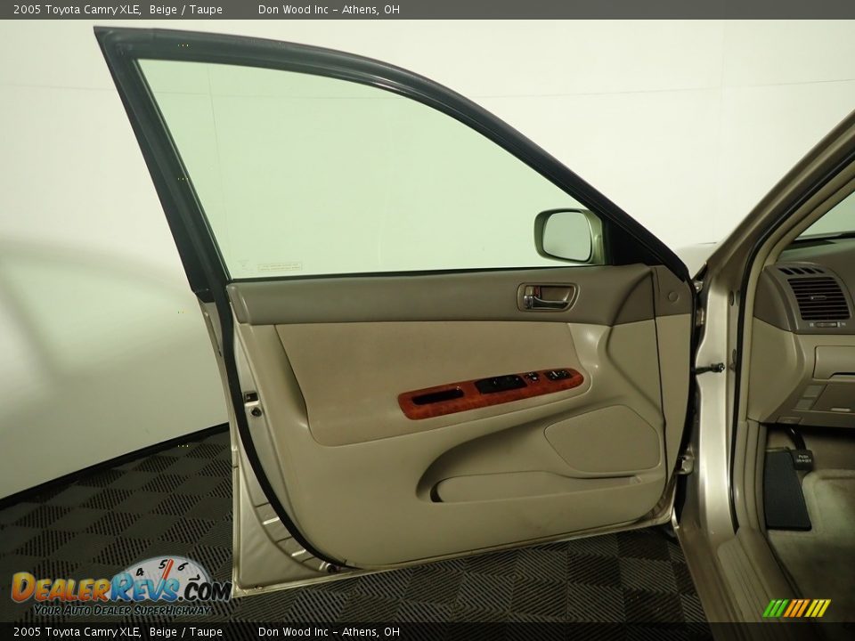 2005 Toyota Camry XLE Beige / Taupe Photo #14