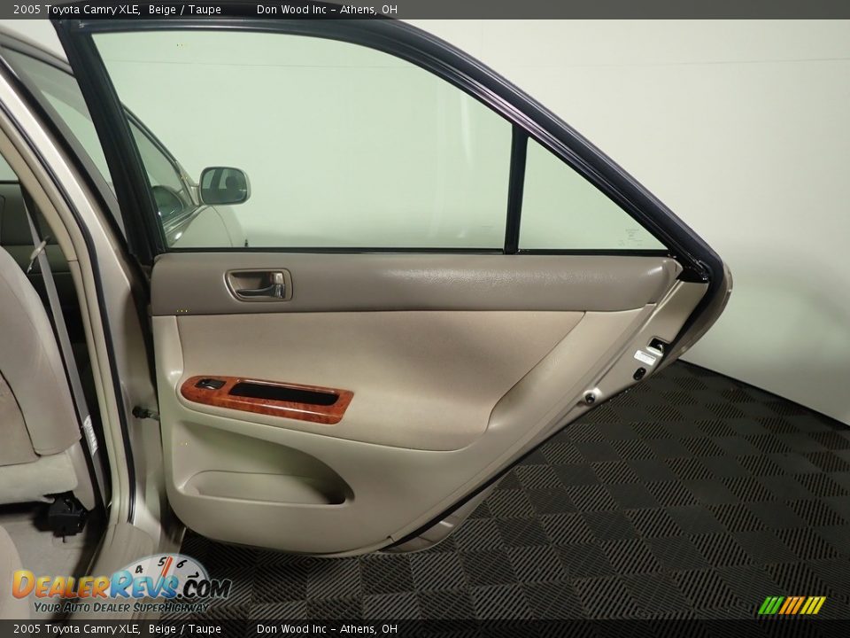 2005 Toyota Camry XLE Beige / Taupe Photo #28