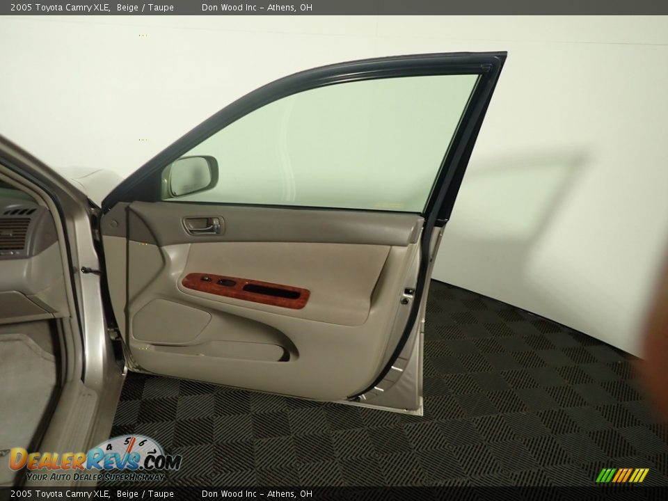 2005 Toyota Camry XLE Beige / Taupe Photo #30