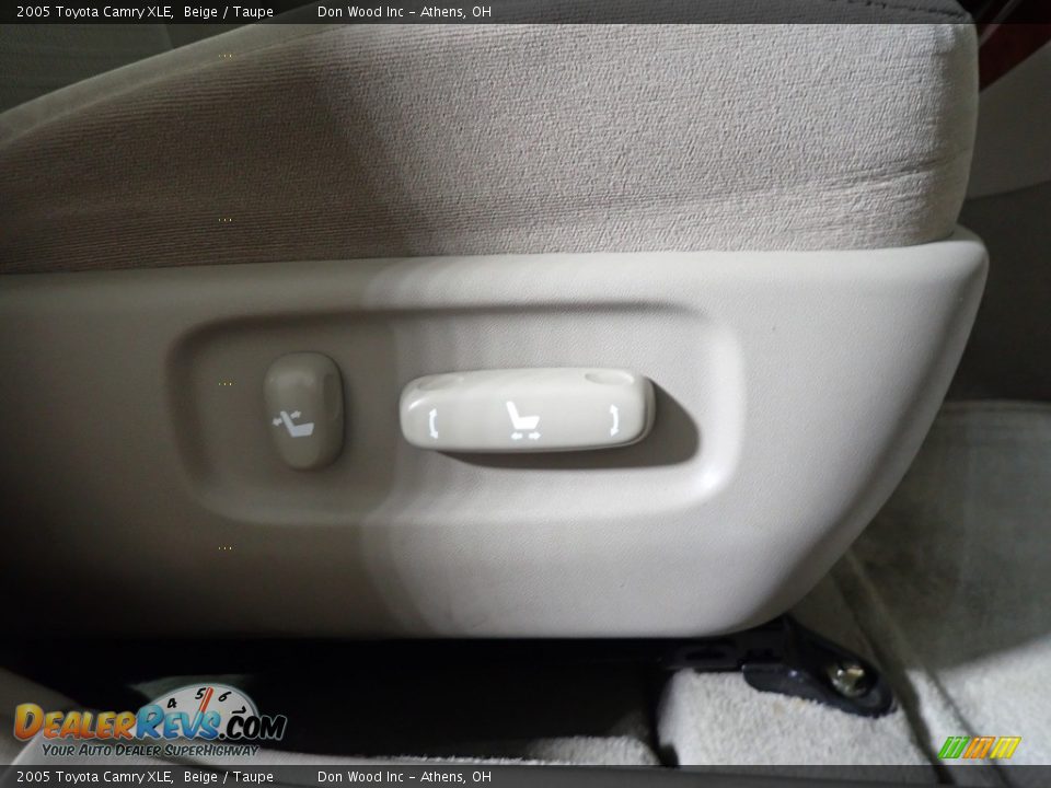 2005 Toyota Camry XLE Beige / Taupe Photo #32