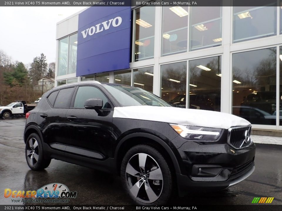 Front 3/4 View of 2021 Volvo XC40 T5 Momentum AWD Photo #1