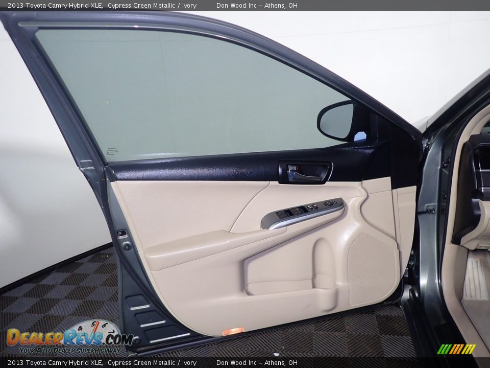 2013 Toyota Camry Hybrid XLE Cypress Green Metallic / Ivory Photo #15