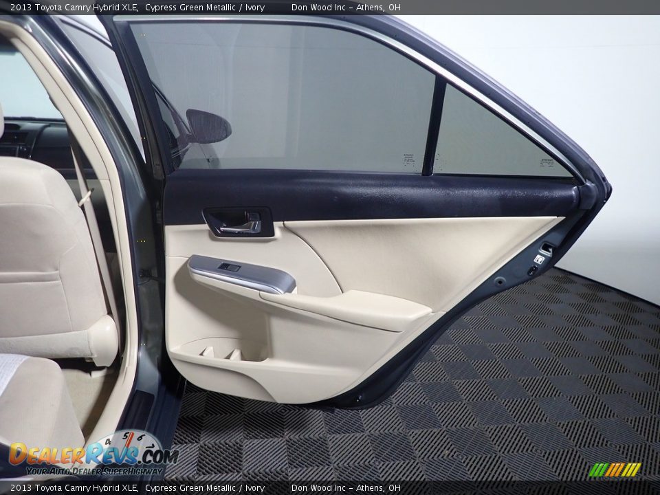 2013 Toyota Camry Hybrid XLE Cypress Green Metallic / Ivory Photo #31
