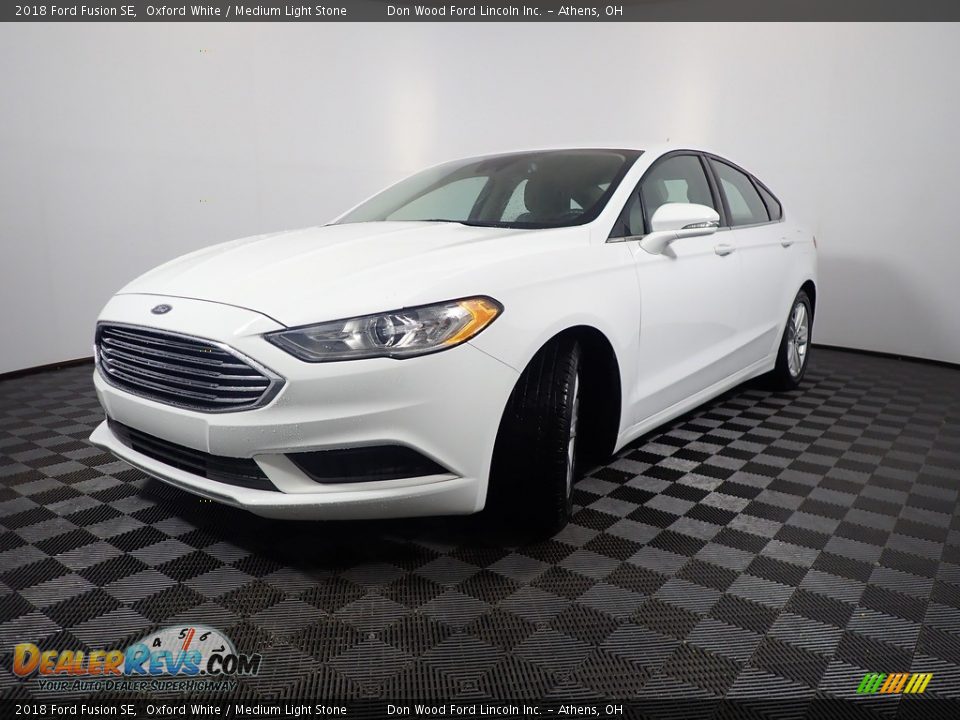 2018 Ford Fusion SE Oxford White / Medium Light Stone Photo #2