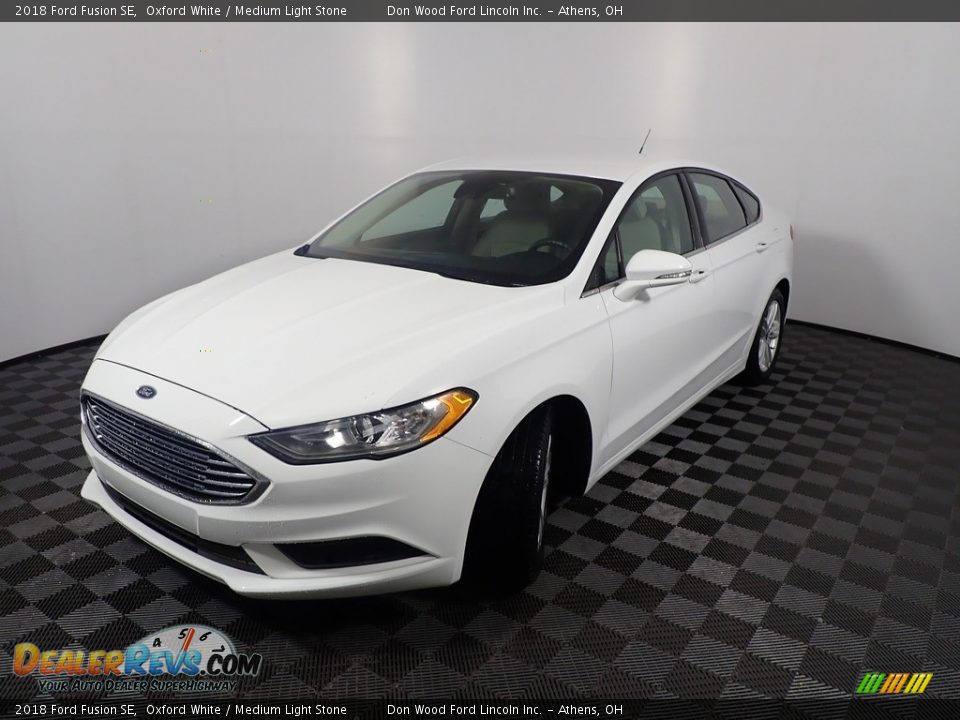 2018 Ford Fusion SE Oxford White / Medium Light Stone Photo #4