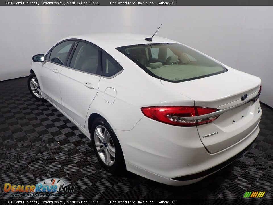 2018 Ford Fusion SE Oxford White / Medium Light Stone Photo #6