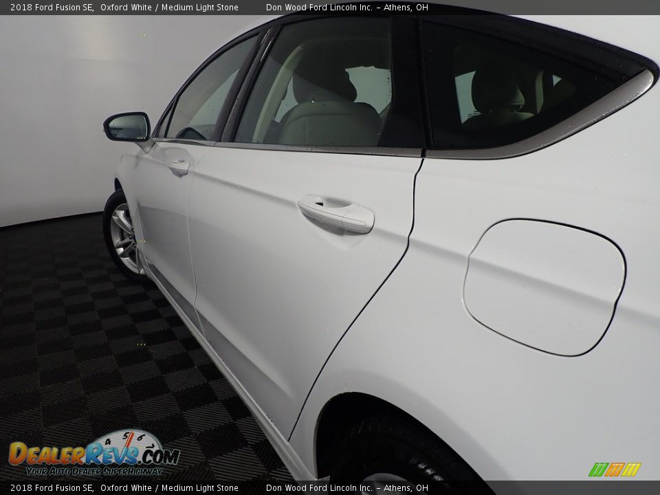 2018 Ford Fusion SE Oxford White / Medium Light Stone Photo #9