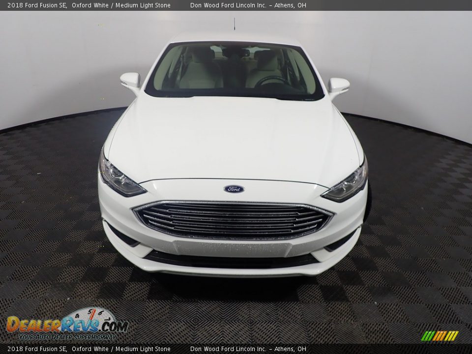 2018 Ford Fusion SE Oxford White / Medium Light Stone Photo #35