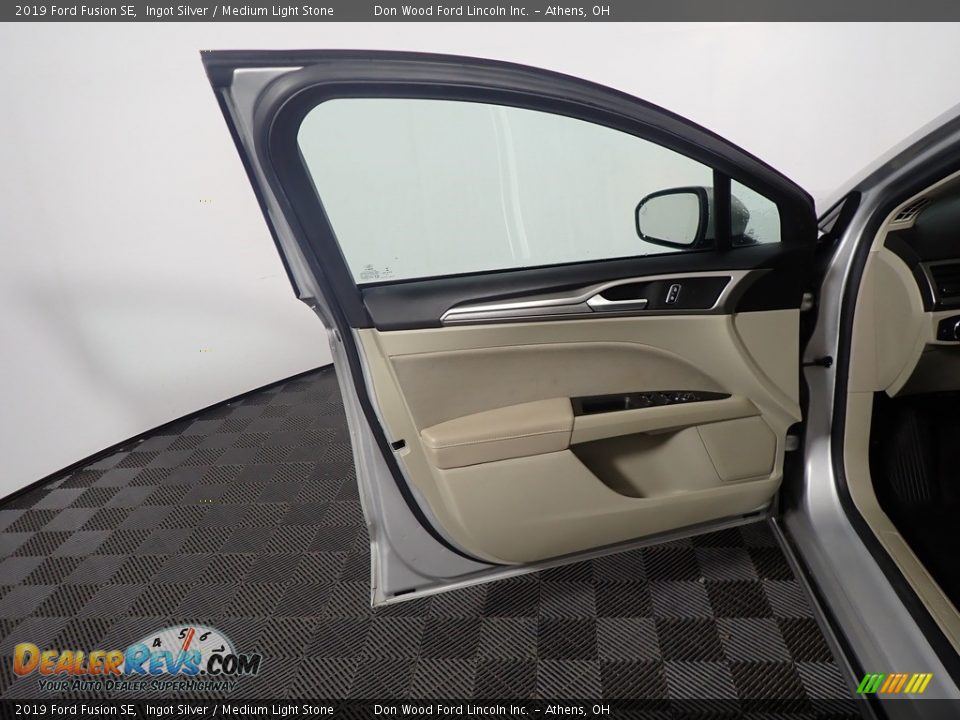2019 Ford Fusion SE Ingot Silver / Medium Light Stone Photo #14