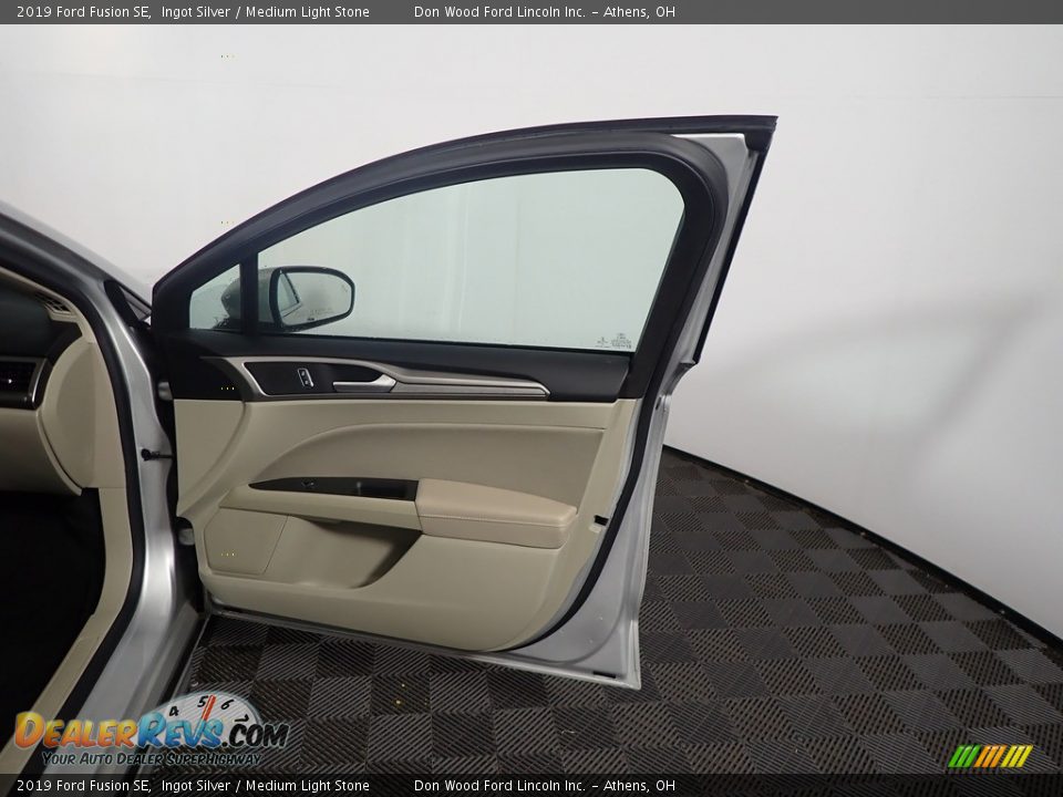 2019 Ford Fusion SE Ingot Silver / Medium Light Stone Photo #32