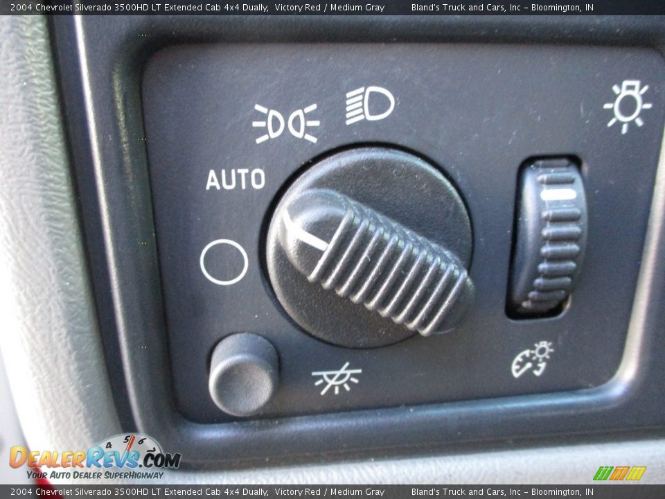 Controls of 2004 Chevrolet Silverado 3500HD LT Extended Cab 4x4 Dually Photo #13