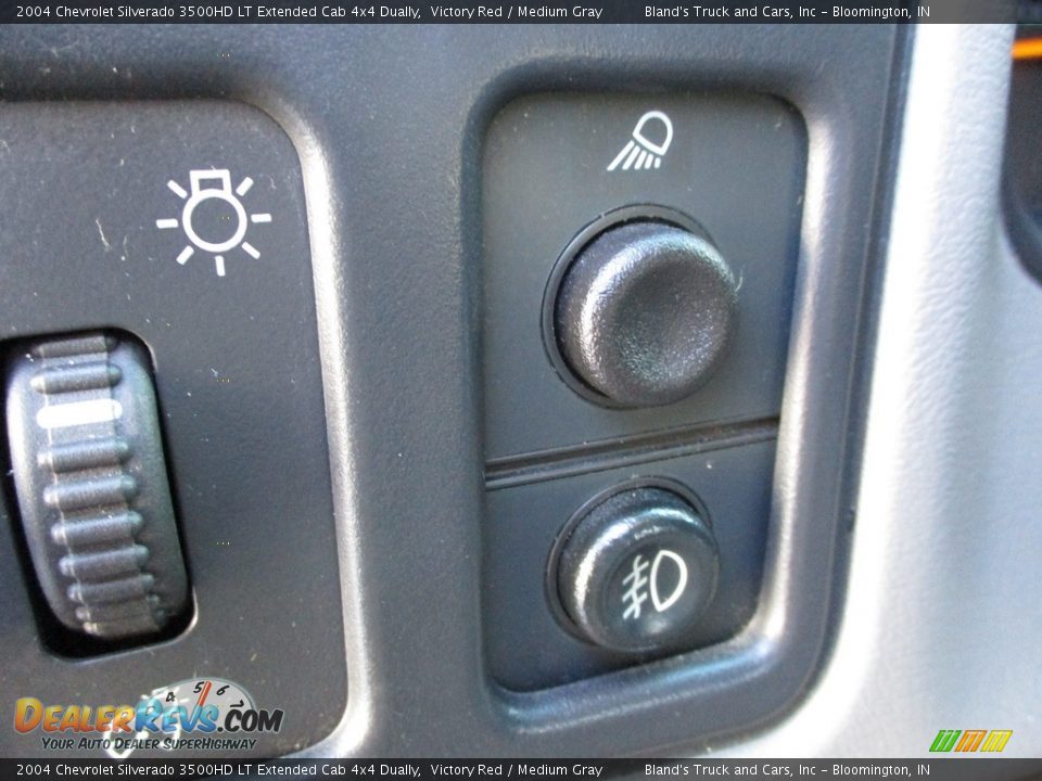 Controls of 2004 Chevrolet Silverado 3500HD LT Extended Cab 4x4 Dually Photo #14