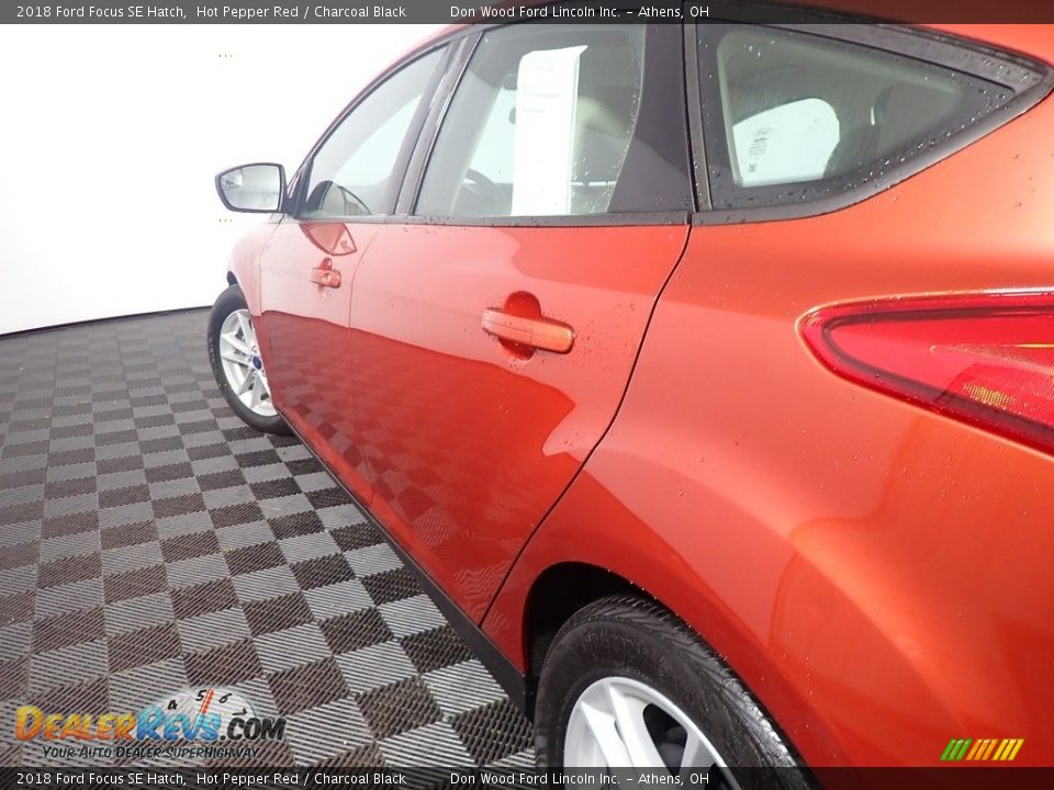 2018 Ford Focus SE Hatch Hot Pepper Red / Charcoal Black Photo #9