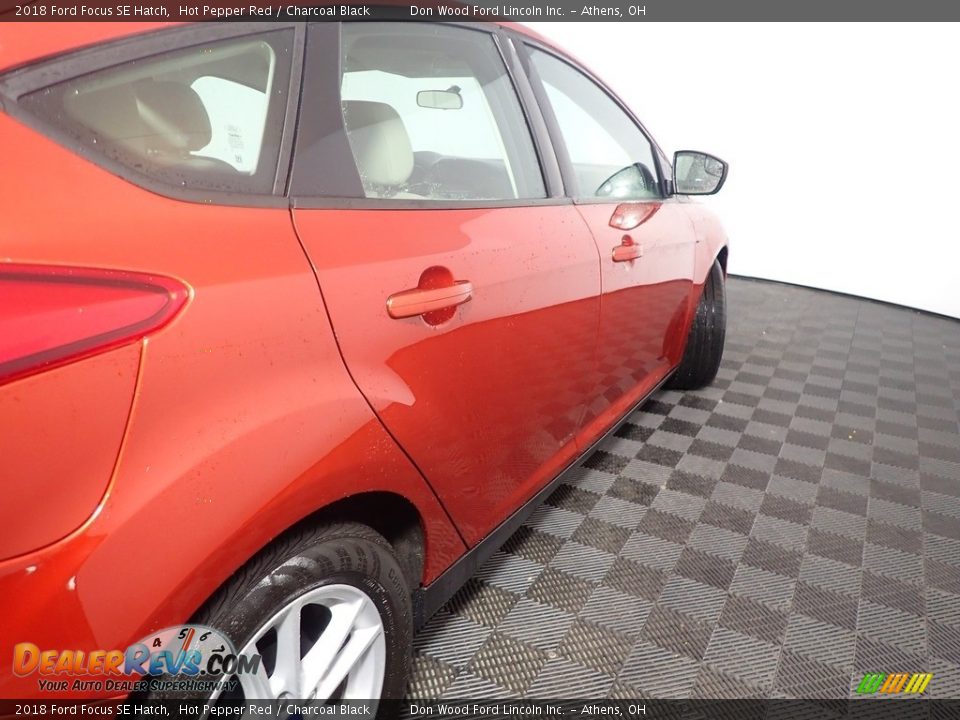 2018 Ford Focus SE Hatch Hot Pepper Red / Charcoal Black Photo #10