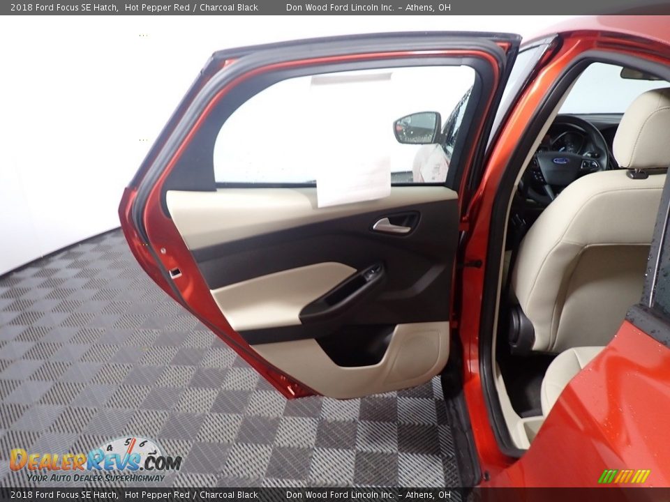 2018 Ford Focus SE Hatch Hot Pepper Red / Charcoal Black Photo #31