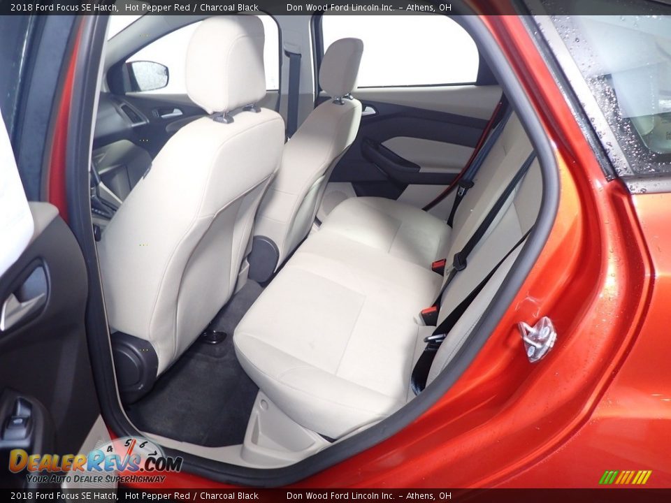 2018 Ford Focus SE Hatch Hot Pepper Red / Charcoal Black Photo #32