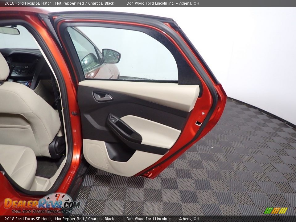 2018 Ford Focus SE Hatch Hot Pepper Red / Charcoal Black Photo #33