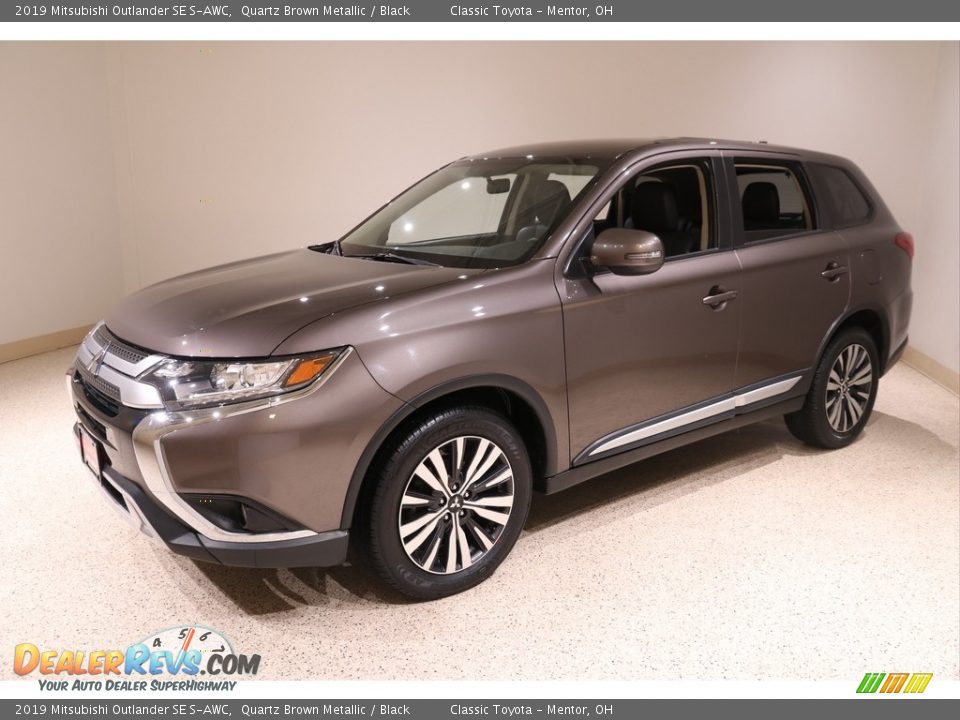 Front 3/4 View of 2019 Mitsubishi Outlander SE S-AWC Photo #3