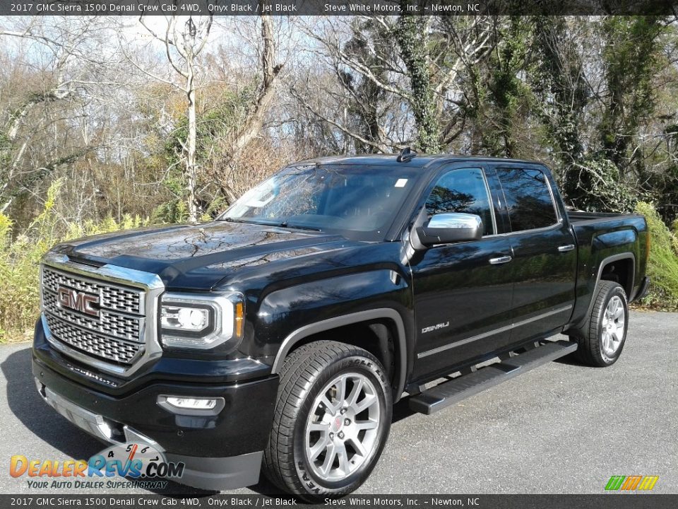 Front 3/4 View of 2017 GMC Sierra 1500 Denali Crew Cab 4WD Photo #3
