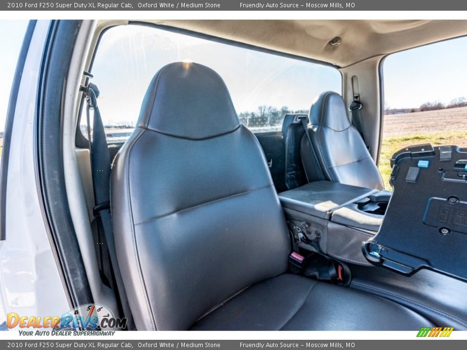 2010 Ford F250 Super Duty XL Regular Cab Oxford White / Medium Stone Photo #28