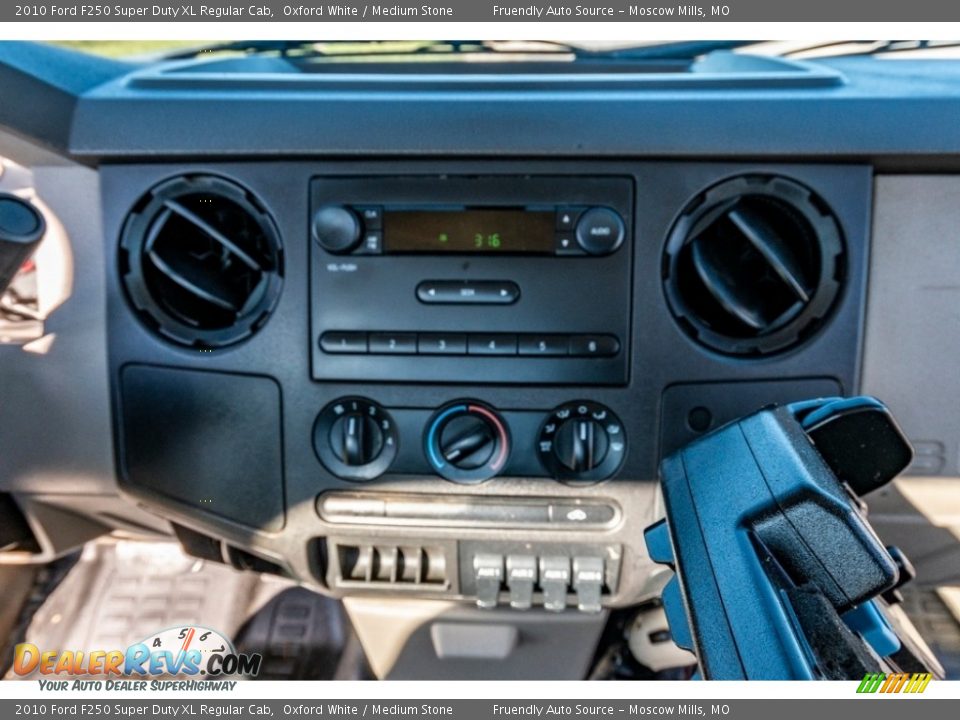 2010 Ford F250 Super Duty XL Regular Cab Oxford White / Medium Stone Photo #30