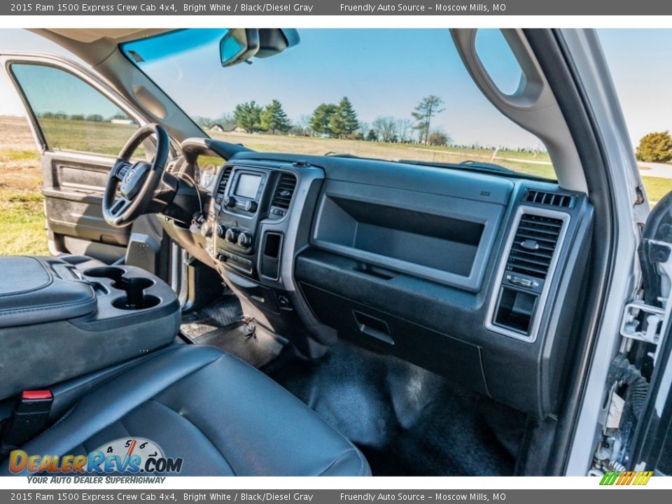 2015 Ram 1500 Express Crew Cab 4x4 Bright White / Black/Diesel Gray Photo #31