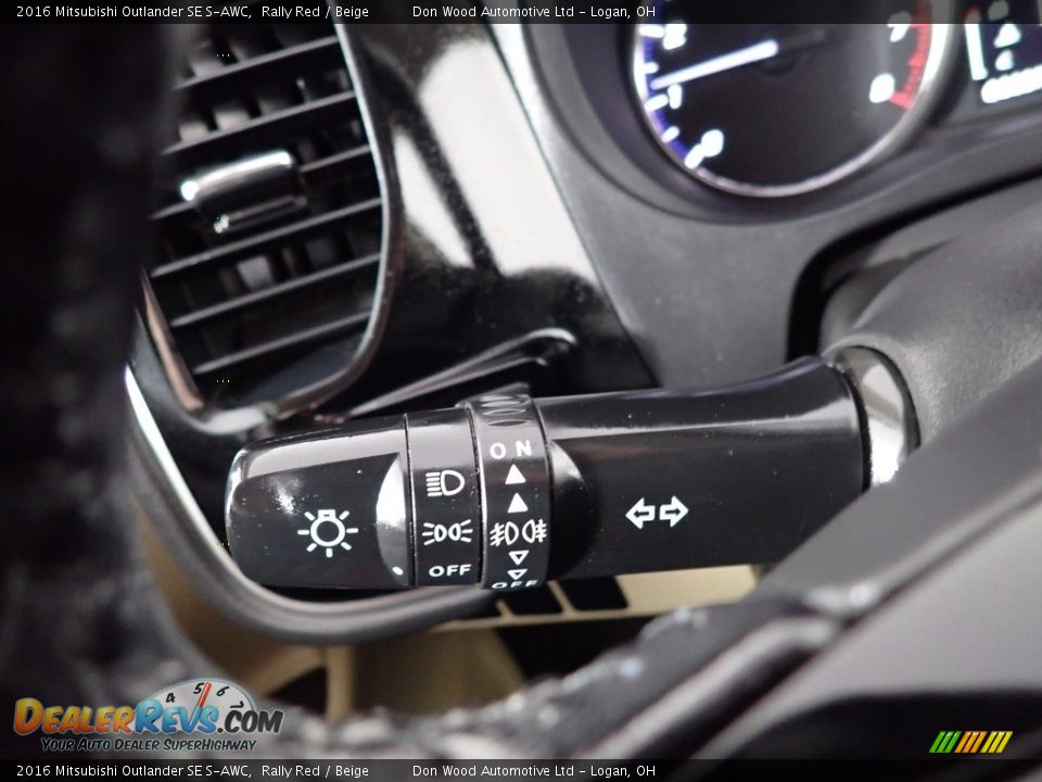 Controls of 2016 Mitsubishi Outlander SE S-AWC Photo #32
