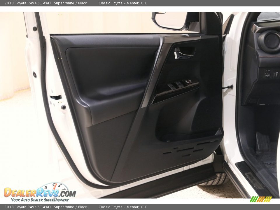 2018 Toyota RAV4 SE AWD Super White / Black Photo #4