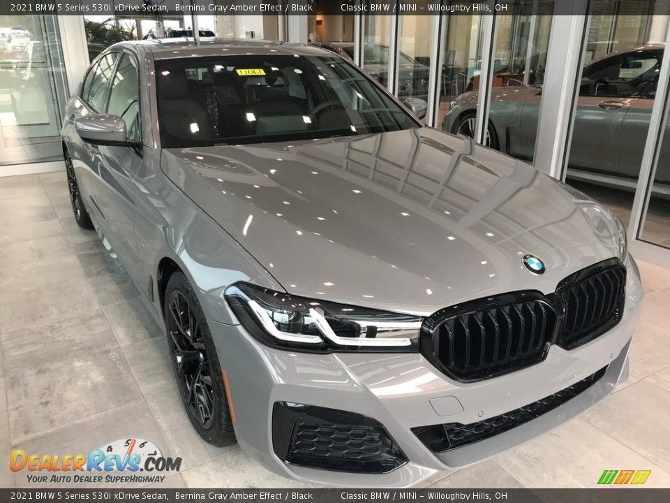 Front 3/4 View of 2021 BMW 5 Series 530i xDrive Sedan Photo #1