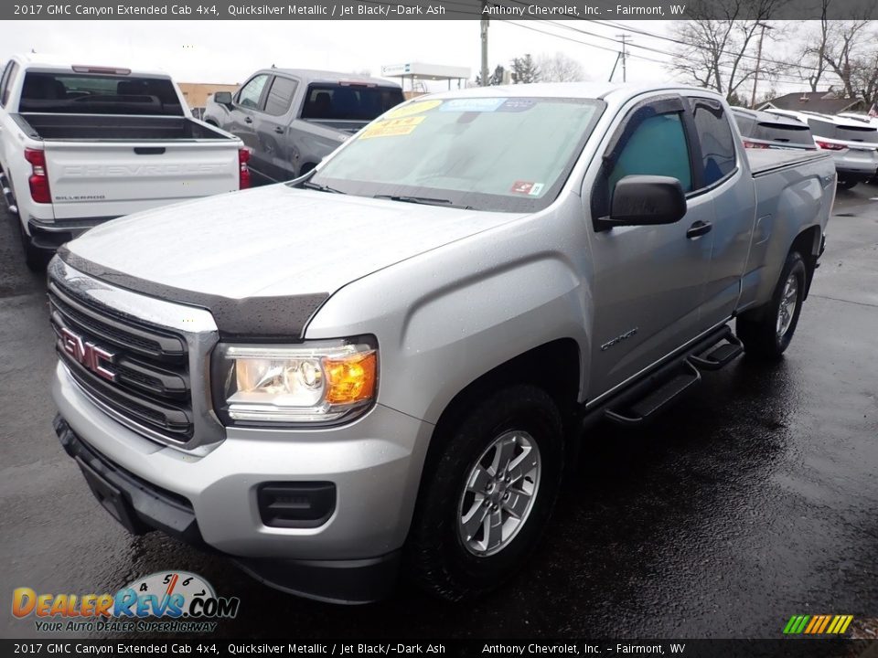 Front 3/4 View of 2017 GMC Canyon Extended Cab 4x4 Photo #9