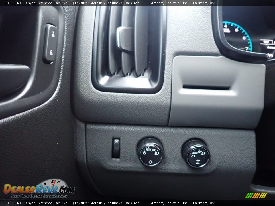 Controls of 2017 GMC Canyon Extended Cab 4x4 Photo #19