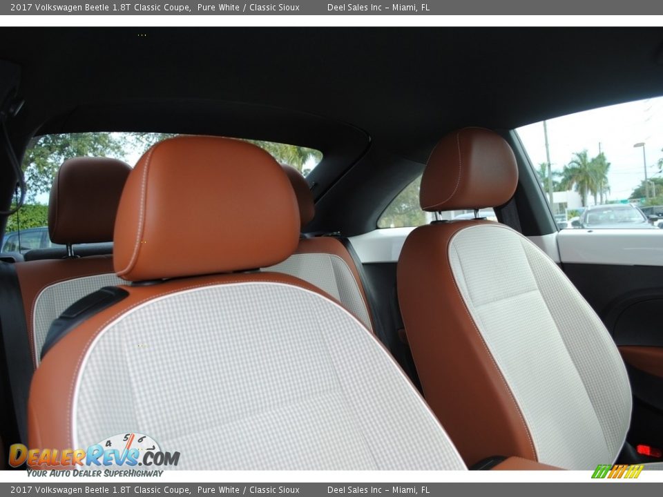 Front Seat of 2017 Volkswagen Beetle 1.8T Classic Coupe Photo #18