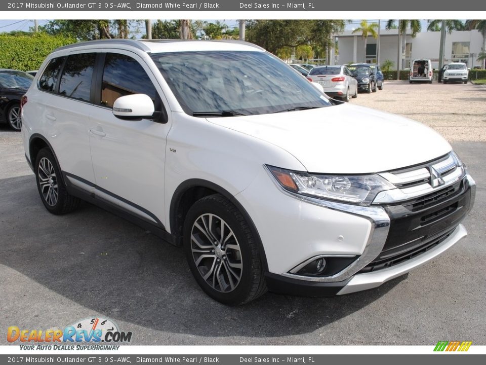 Front 3/4 View of 2017 Mitsubishi Outlander GT 3.0 S-AWC Photo #2