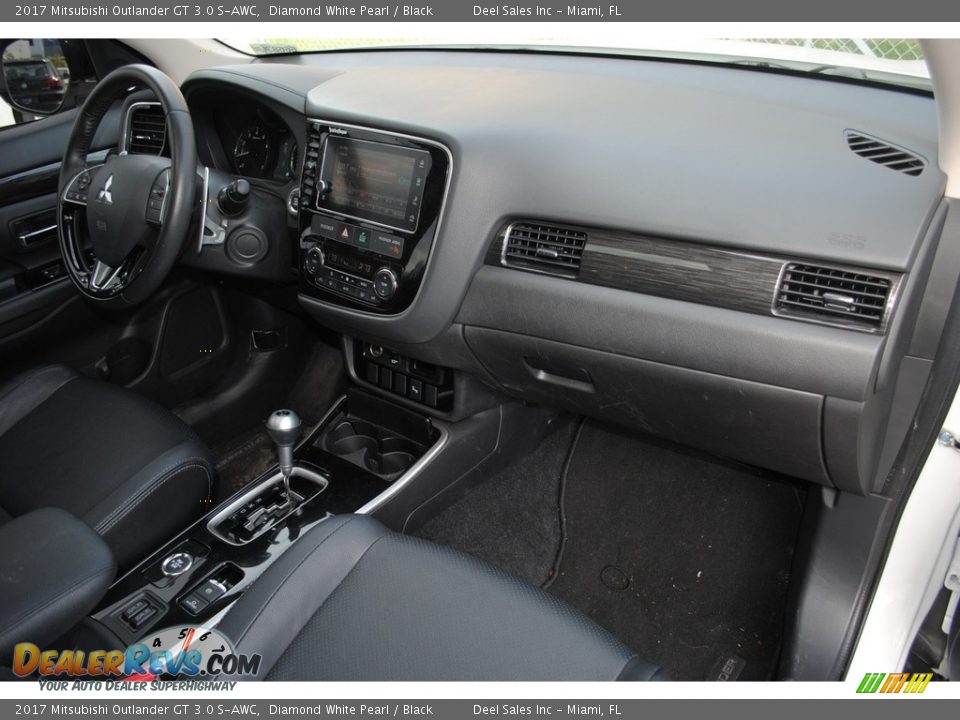 Dashboard of 2017 Mitsubishi Outlander GT 3.0 S-AWC Photo #17