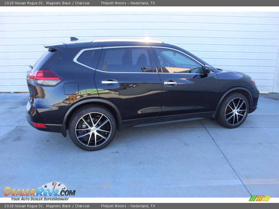 2018 Nissan Rogue SV Magnetic Black / Charcoal Photo #11