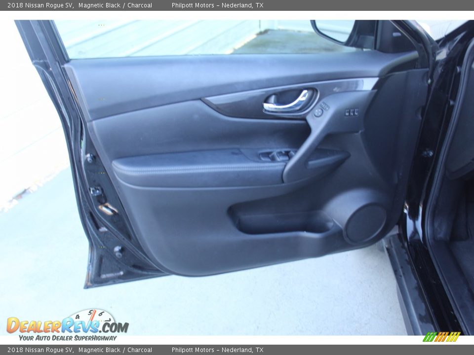 2018 Nissan Rogue SV Magnetic Black / Charcoal Photo #14