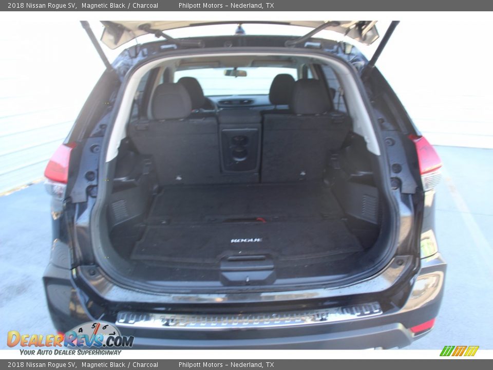 2018 Nissan Rogue SV Magnetic Black / Charcoal Photo #28