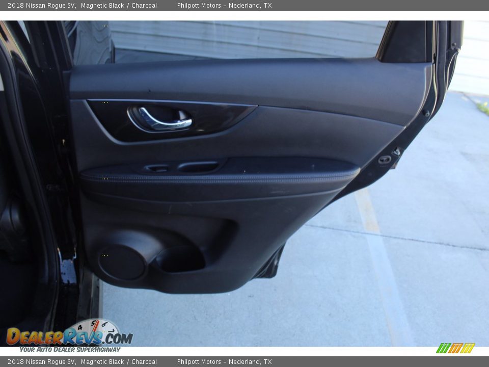 2018 Nissan Rogue SV Magnetic Black / Charcoal Photo #30