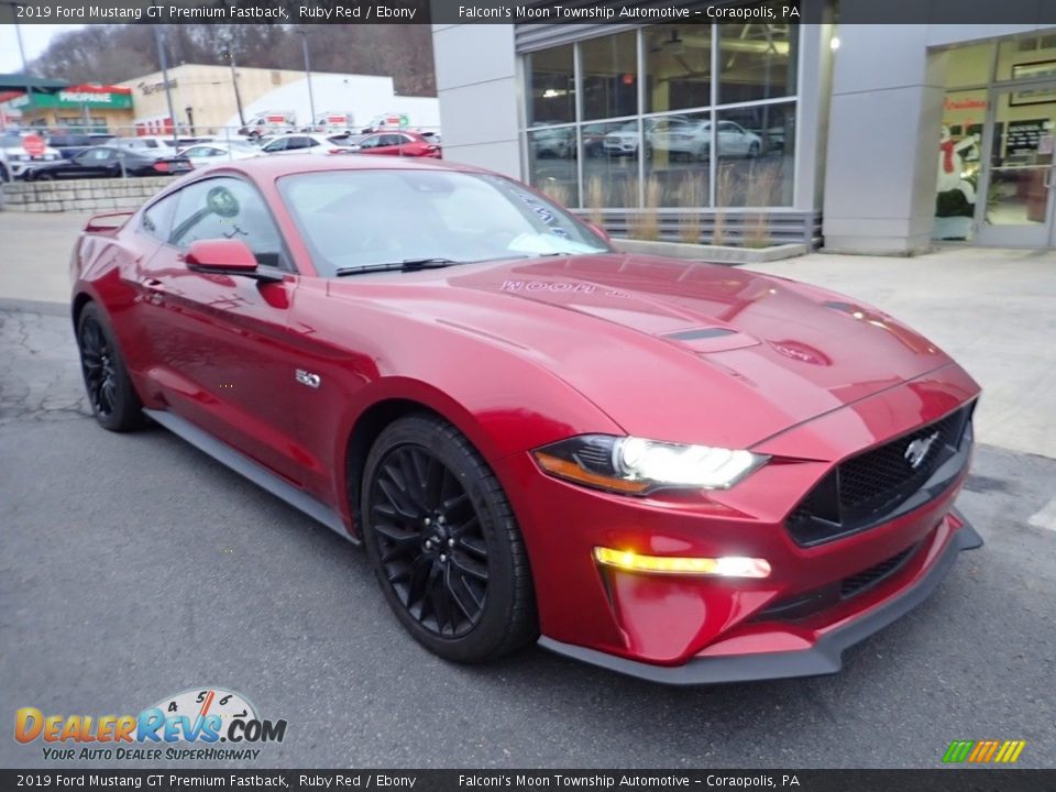 Front 3/4 View of 2019 Ford Mustang GT Premium Fastback Photo #8