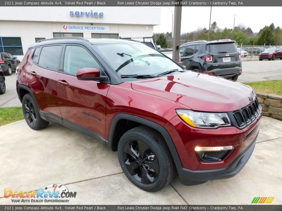 Front 3/4 View of 2021 Jeep Compass Altitude 4x4 Photo #3