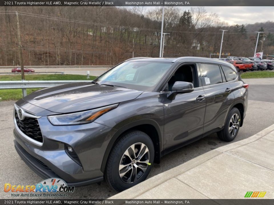Front 3/4 View of 2021 Toyota Highlander XLE AWD Photo #13