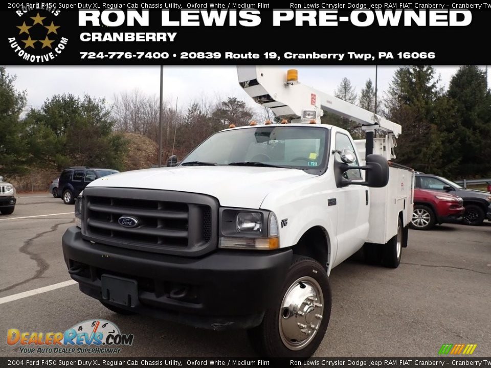 2004 Ford F450 Super Duty XL Regular Cab Chassis Utility Oxford White / Medium Flint Photo #1