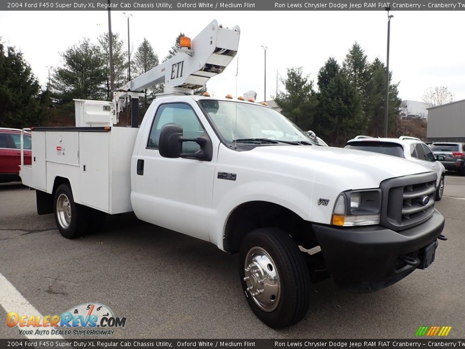 2004 Ford F450 Super Duty XL Regular Cab Chassis Utility Oxford White / Medium Flint Photo #2