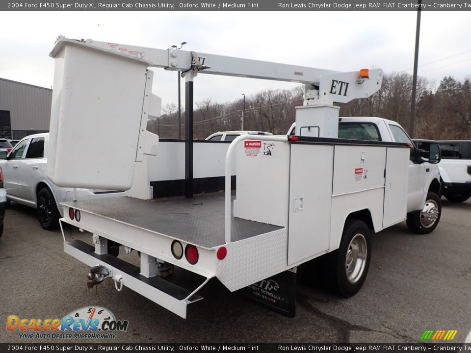 2004 Ford F450 Super Duty XL Regular Cab Chassis Utility Oxford White / Medium Flint Photo #3