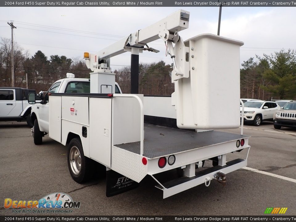 2004 Ford F450 Super Duty XL Regular Cab Chassis Utility Oxford White / Medium Flint Photo #4