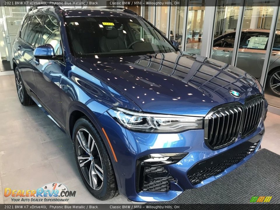 Front 3/4 View of 2021 BMW X7 xDrive40i Photo #1