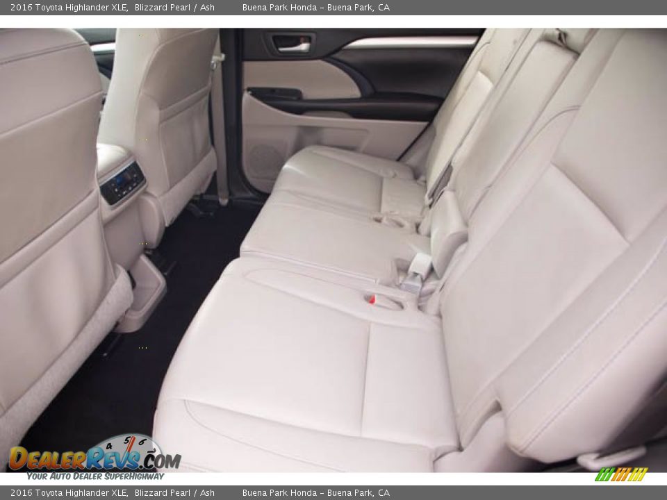 2016 Toyota Highlander XLE Blizzard Pearl / Ash Photo #4