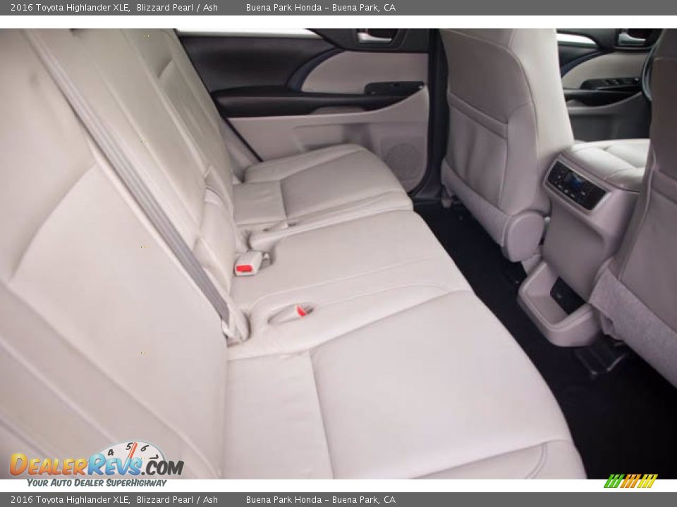 2016 Toyota Highlander XLE Blizzard Pearl / Ash Photo #25