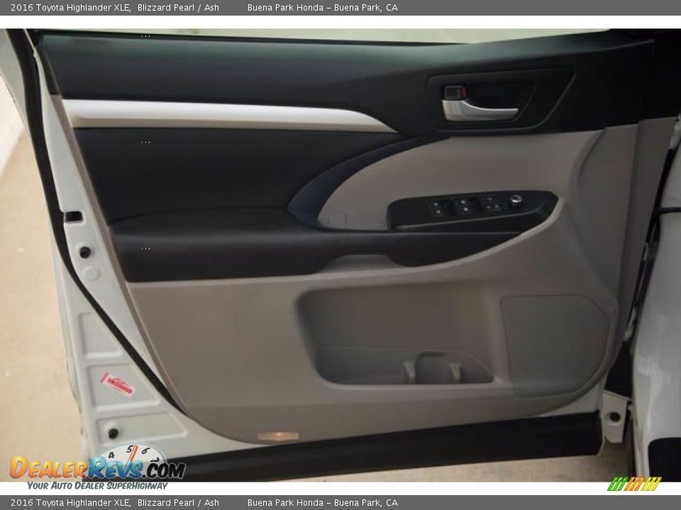 2016 Toyota Highlander XLE Blizzard Pearl / Ash Photo #33