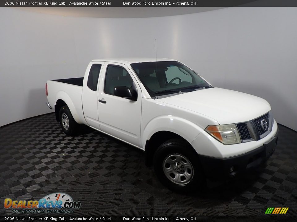 2006 Nissan Frontier XE King Cab Avalanche White / Steel Photo #2